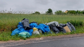 Kto widział sprawcę podrzucenia śmieci na os. Arkuszewo?