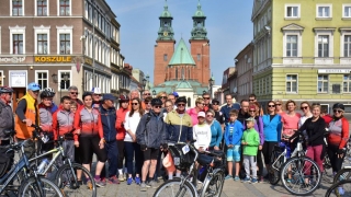 Bibliotekarze i czytelnicy wyruszyli w odjazdowy rajd