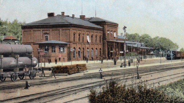 Dworzec kolejowy w Gnieźnie, wybudowany wraz z powstaniem pierwszej linii kolejowej. Ukończonego ok. 1872 roku, istniejącego do końca lat 60. XX wieku. Zdjęcie pochodzi z końca XX wieku, kiedy stacja przeszła już rozbudowę.