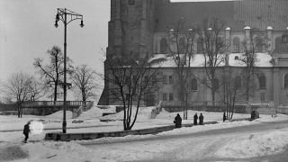 Plac przed katedrą w 1940 roku. Widoczne jest miejsce po zburzonym pomniku Bolesława Chrobrego