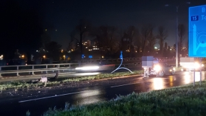 Renault uderzyło w latarnię na Trasie Zjazdu Gnieźnieńskiego