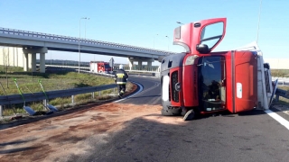 Przewrócona ciężarówka na zjeździe z S5