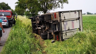 Ciężarówka w rowie na trasie do Kłecka