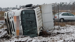 Przewrócony dostawczak na ul. Pustachowskiej