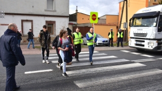 Więźniowie zatrzymywali ruch na drodze