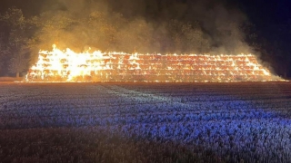 Nocny pożar dużego stogu