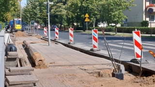 Ruszyły prace przy pasach dla rowerów na ul. Roosevelta. Potrwają do jesieni