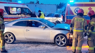 Wypadek na ul. Lednickiej. Trzy osoby trafiły do szpitala