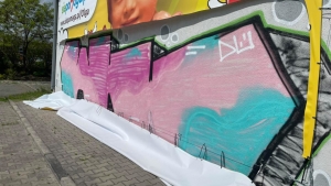 Zerwano charytatywny baner, by odsłonić graffiti?