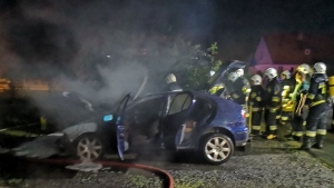 Nocny pożar dwóch samochodów