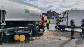 Zderzenie z cysterną. Na drodze rozlało się paliwo