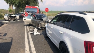 Zderzenie trzech samochodów na skrzyżowaniu