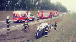 Samochód wypadł do rowu