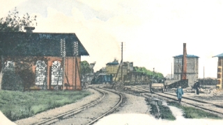 Stacja Gniezno, widok od strony zachodniej. Po lewej budynek lokomotywowni Kolei Górnośląskiej. Od lewej dolnej krawędzi w kierunku stacji prowadzi tor z Jarocina. Po prawej na trzecim planie widoczna jest wieża wodna Kolei Górnośląskiej. Wszystkie te obiekty zostały rozebrane na początku XX wieku podczas przebudowy stacji.