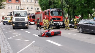 Zderzenie motocykla z samochodem w centrum Gniezna