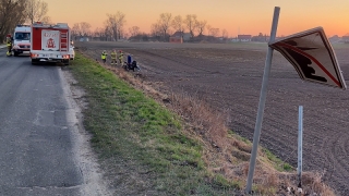 Motocyklista ściął znak i wylądował w polu