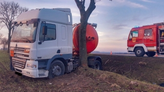 Cysterna wpadła do rowu na DK15