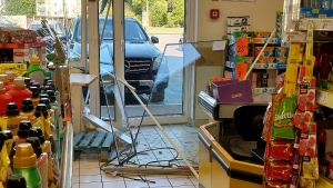 Mercedesem uderzył w budynek marketu
